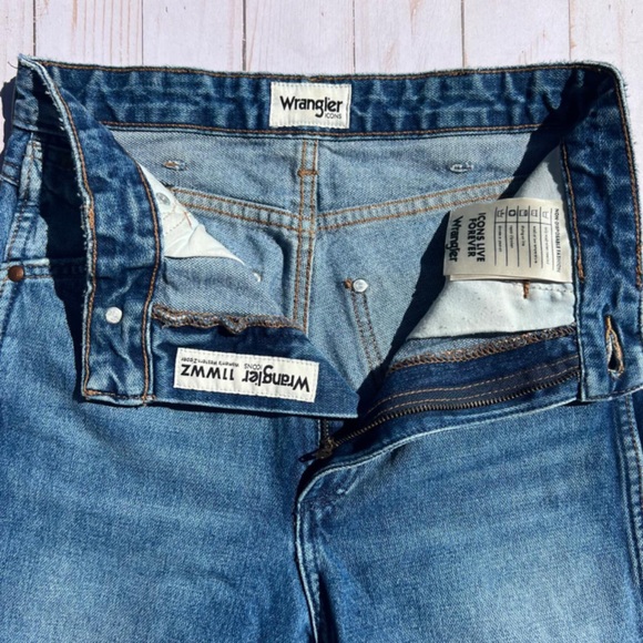 Wrangler Straight Leg Jeans - Picture 3 of 4